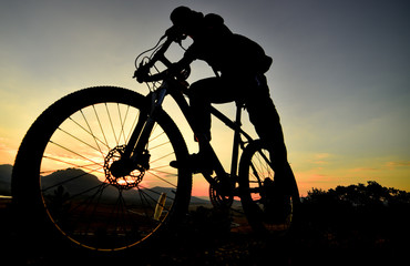 Fototapeta na wymiar bisiklet sürücüsü silüet