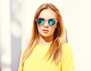 Fototapeta na wymiar Portrait closeup fashion pretty young woman in sunglasses outdoo