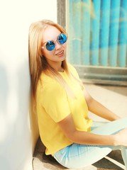 Portrait fashion pretty young woman in sunglasses outdoors