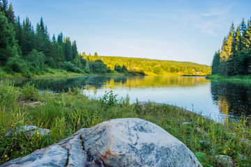 пейзаж берег горной реки Усьва на Урале