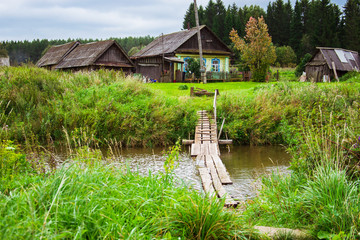 Деревенский пейзаж берег спокойной реки на Урале