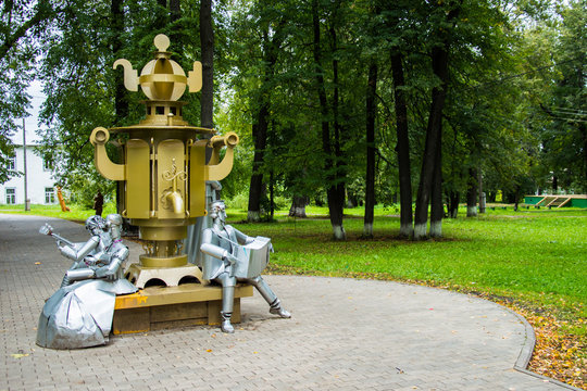 металлический памятник самовару в парке в городе Суксун