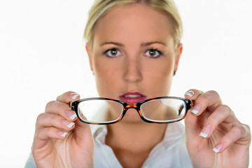 Frau hält eine Brille