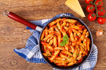 Penne with roasted chicken in tomato sauce