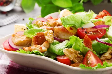 Fotobehang Heerlijke salade met kip, noten, ei en groenten. © gkrphoto