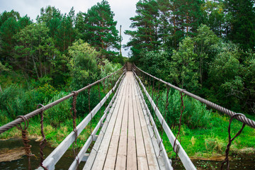 Fototapeta na wymiar подвесной деревянный мост над рекой