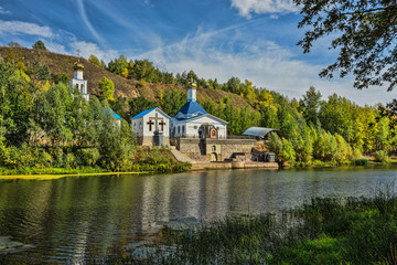 Fototapeta na wymiar Russian Orthodox Church on the shore of a pond