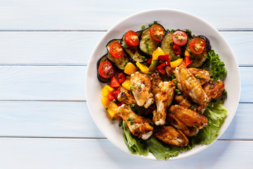 Grilled chicken wings and vegetables 