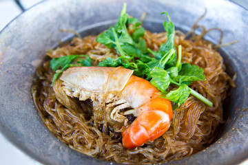 Shrimp with vermicelli on hot pot