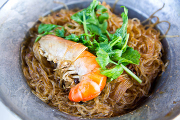 Shrimp with vermicelli on hot pot