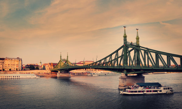 Fototapeta View of Liberty bridge over the Danube river, Budapest