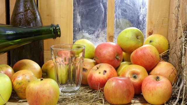 fill a glass of  Normand cider 
