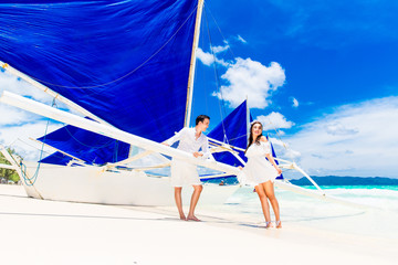 Fototapeta premium Young beautiful couple having fun on a tropical beach . Tropache