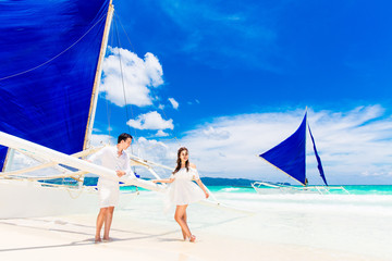 Fototapeta premium Young beautiful couple having fun on a tropical beach . Tropache