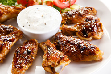 Grilled chicken wings and vegetables 