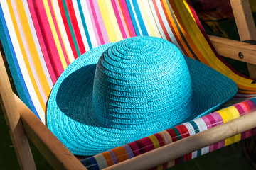 Chaise longue et chapeau paille