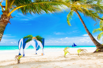 Obraz premium Wedding ceremony on a tropical beach in blue. The arch decorated