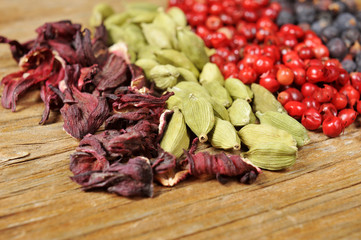 dried hibiscus flowers, green cardamom, pink peppercorns and jun