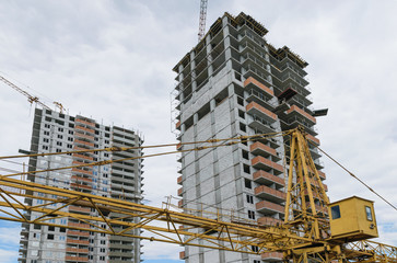 Lifting crane and building under construction