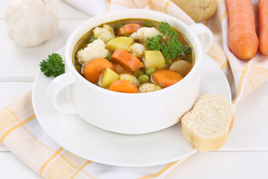 Gemüsesuppe Gemüse Suppe in Suppentasse
