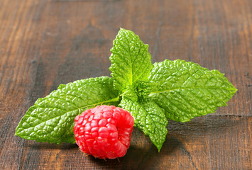Fresh mint leaves and raspberry