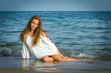 Fototapeta na wymiar Young girl on tropical beach