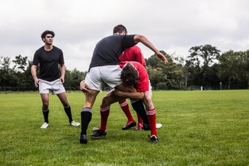 Obraz premium Rugby players tackling during game