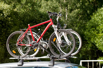 Fototapeta na wymiar transportation of bicycles on the roof of the car