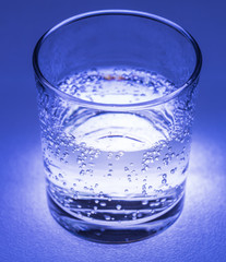 Mineralwasser mit bläschen