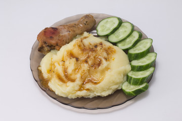 Картофель-пюре с курицей и нарезанным огурцом.