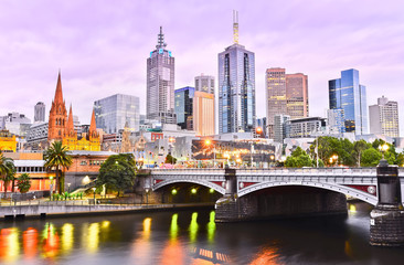 Naklejka premium Widok na panoramę Melbourne o zmierzchu