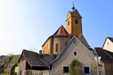 Fototapeta na wymiar Verschachtelte Kirche in Oberrotweil