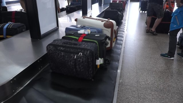 Kofferband am Flughafen