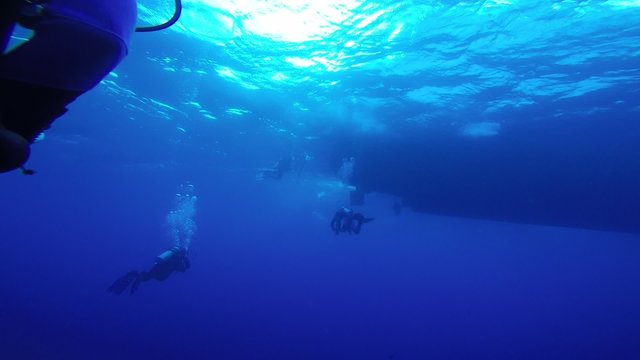 Taucher dekromprimieren nach dem Tauchgang unter dem Boot