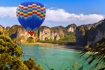 Fototapeta premium balloons landing in a mountain tropical