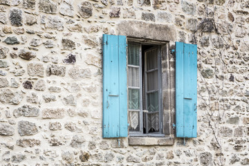 Fenster an einem Wohnhaus in Frankreich