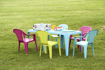 Table multicolore jeux pour enfants