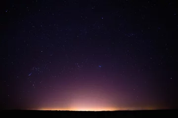 Foto auf Acrylglas Bunte Nacht Sternenhimmel über den gelben Lichtern der Stadt. Nacht Gl © Grigory Bruev