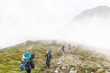 Obraz premium Tourists climb to the top of Hoverla