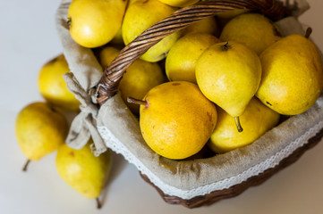 Корзина со спелыми грушами