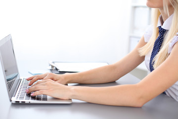 Naklejka premium Close up of business woman hands typing on laptop computer