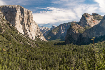 Fototapeta premium Sunny Summer View of Inspiration Point at Yosemite National Park in California