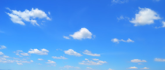 Bellissimo cielo azzurro con delle belle nuvole