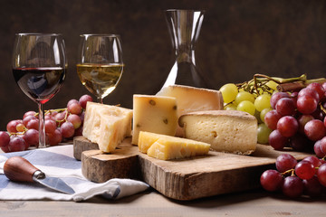 Obrazy na Plexi  Wino, winogrona i sery