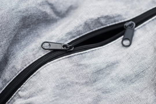 Svart dragkedja p&aring; tyg