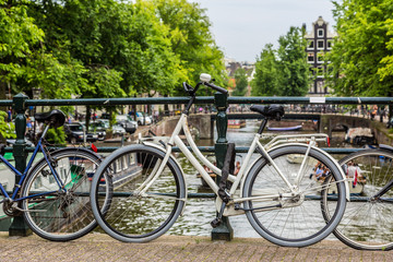 Fototapeta premium Rowery na moście nad kanałami Amsterdamu