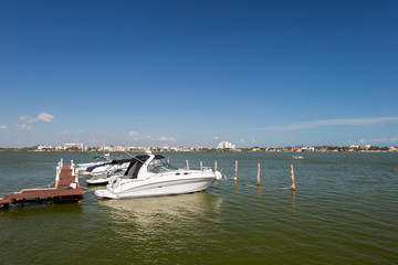 Obraz premium Speedboats moored to a jetty