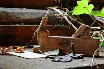 Ein alter Holzhobel auf einer Werkbank