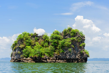 Obraz premium Small island on sea and White cloud on blue sky