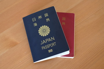 机の上に置かれた2枚のパスポート